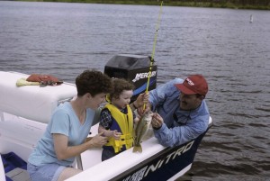 family-recreational-boating-and-fishing-on-lake-725x485