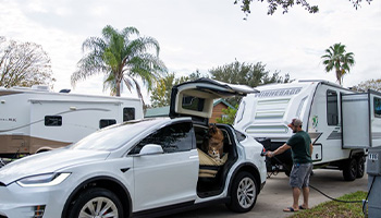 A Tesla with a trailer in Kissimmee KOA