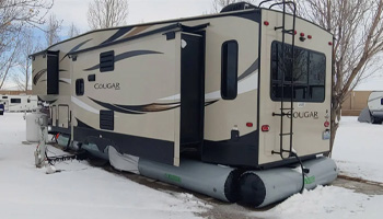 A RV with an inflatable airskirt