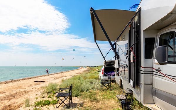 snowbird rver on vacationing near the shoreline